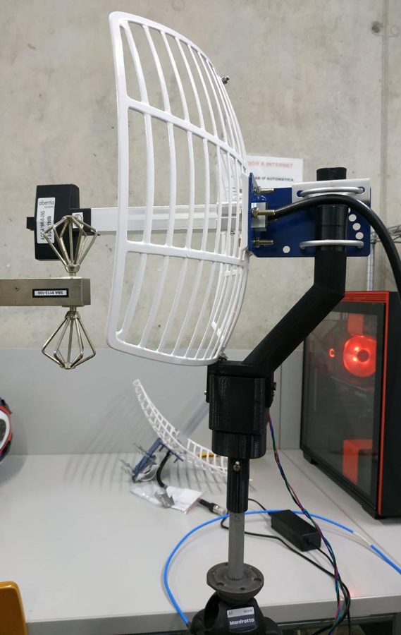 Antena de rejilla montada en un soporte articulado impreso en 3D