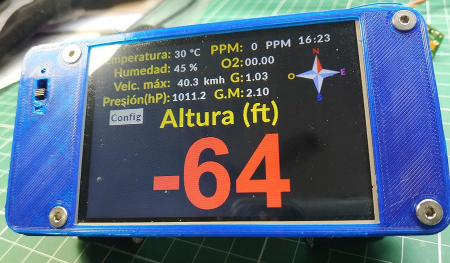 Pantalla del dispositivo para paracaidistas mostrando altura y parámetros