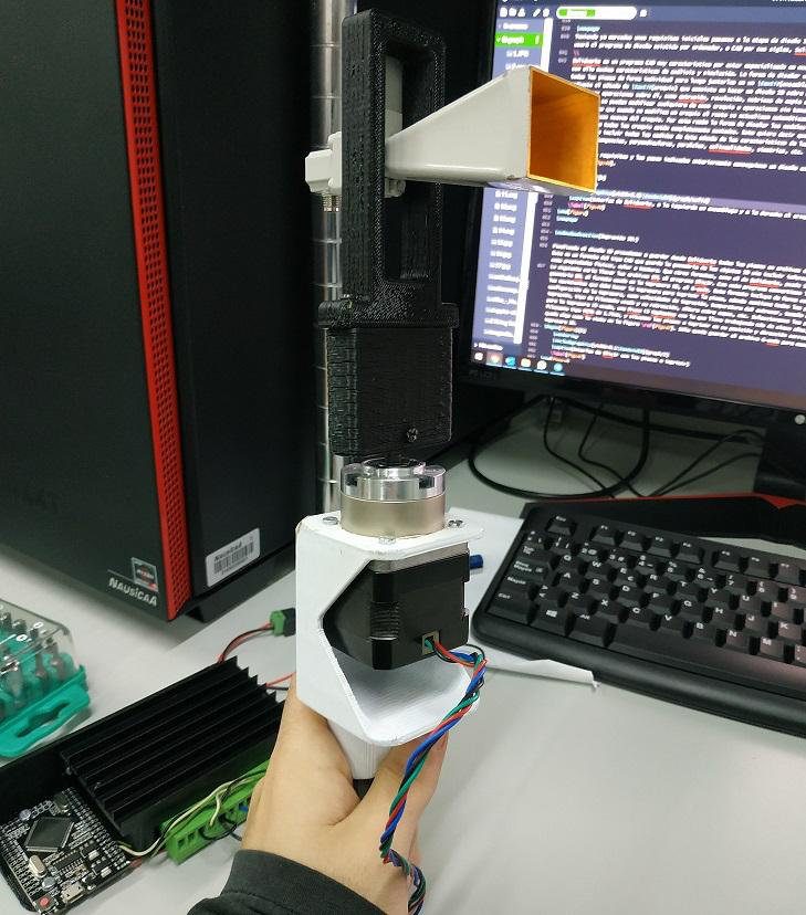 Posicionador de antena de bocina motorizado e impreso en 3D