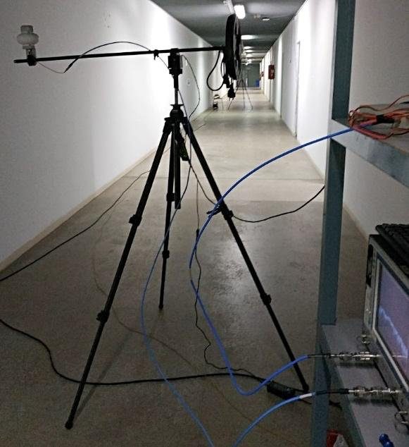 Plataforma de medida en un pasillo con trípode y antena rotatoria